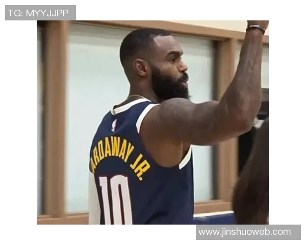 射手回归！小哈达威半场三分5中4斩获13分2板季前赛状态回升